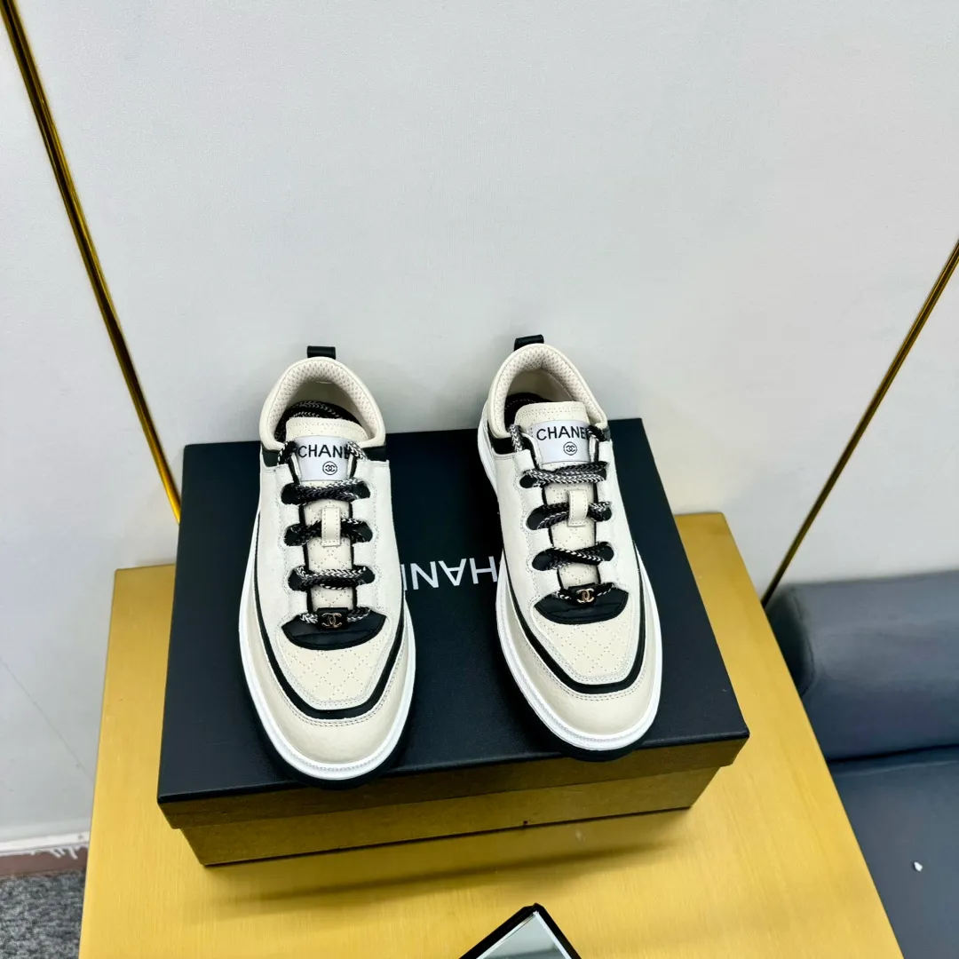 👟👟Ex-factory price 600👟👟 CHANEL 25C early spring vacation style new casual shoes. A pair of comfortable shoes can reduce the fatigue on your feet. The new style is very versatile, whether it is daily wear or a sister party. It can be easily used for commuting in the workplace, outdoor sports and various occasions. It can increase the height, straighten the legs, modify the shape of the feet, is comfortable and comfortable without rubbing the feet, and has good breathability. It can also be worn in summer. Office workers can also easily own it when wearing it. The fabric is pebbled cowhide + plaid pad to show off sheepskin. The original open-molded rubber foam outsole! size: 35-40 (41 customized, non-refundable and non-exchangeable)
